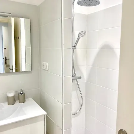 3 Personnes Front De Tiuccia