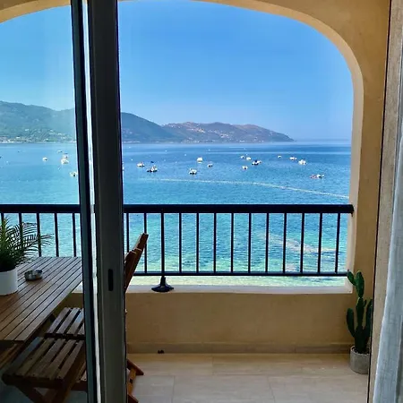 3 Personnes Front De Tiuccia