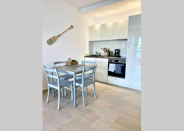 3 Personnes Front De Appartement Tiuccia